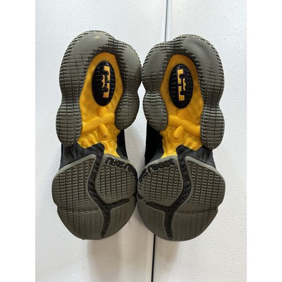 Nike LeBron 19 Low Witness Black University Gold DH1270-002 Mens Size 8 - Picture 7 of 8